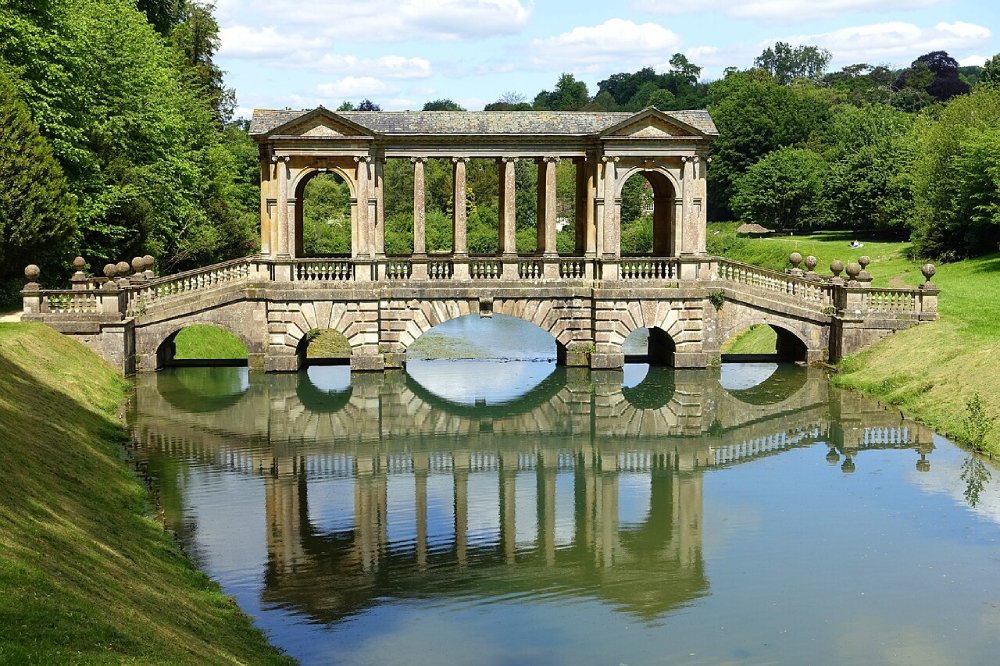 En gammal bro i Prior Park, England